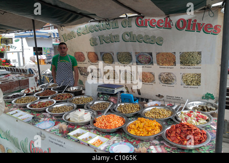 Ein Marktstand verkaufen griechische Gerichte auf dem Straßenmarkt in Melton Mowbray, Leicestershire, UK. Stockfoto