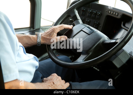 Bus-Fahrer Hand am Lenkrad-USA Stockfoto