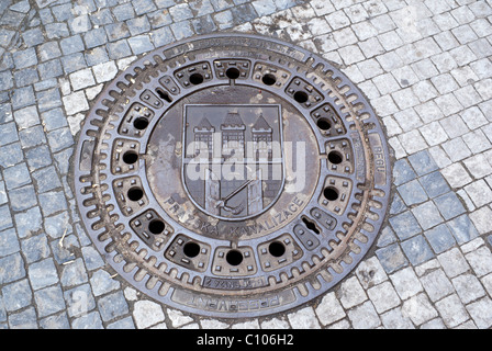 Reich verzierte Kanaldeckel in Prag, Tschechien. Stockfoto