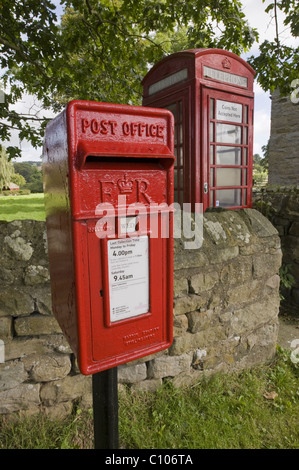 Stadtmöblierung - rote Post Box & ikonischen historischen K6 Telefon, von Trockenmauern Wand im malerischen Dorf - Leathley, North Yorkshire, England, UK. Stockfoto