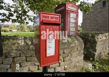 Stadtmöblierung - rote Post Box & ikonischen historischen K6 Telefon, von Trockenmauern Wand im malerischen Dorf - Leathley, North Yorkshire, England, UK. Stockfoto