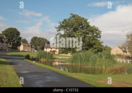 Der Dorfteich und Grün in dem hübschen Dorf Barrowden, Rutland, East Midlands, England, UK. Stockfoto