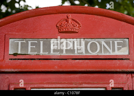 Das Kuppeldach der eine rote Telefonzelle K6. Stockfoto