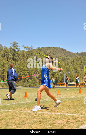 Teenager High-School-Mädchen-Sportler beteiligt sich an den Speer werfen sportlich Leichtathletik-Wettbewerb, in Ruidoso, New Mexico. Stockfoto