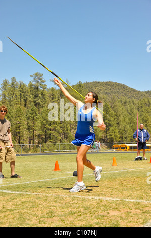 Teenager High-School-Mädchen-Sportler beteiligt sich an den Speer werfen sportlich Leichtathletik-Wettbewerb, in Ruidoso, New Mexico. Stockfoto