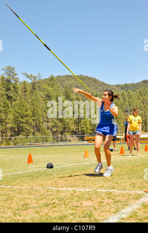 Teenager High-School-Mädchen-Sportler beteiligt sich an den Speer werfen sportlich Leichtathletik-Wettbewerb, in Ruidoso, New Mexico. Stockfoto