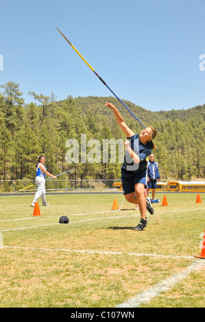 Teenager High-School-Mädchen-Sportler beteiligt sich an den Speer werfen sportlich Leichtathletik-Wettbewerb, in Ruidoso, New Mexico. Stockfoto