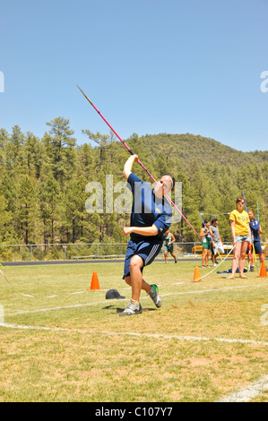 Teenager High-School-Mädchen-Sportler beteiligt sich an den Speer werfen sportlich Leichtathletik-Wettbewerb, in Ruidoso, New Mexico. Stockfoto