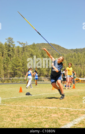 Teenager High-School-Mädchen-Sportler beteiligt sich an den Speer werfen sportlich Leichtathletik-Wettbewerb, in Ruidoso, New Mexico. Stockfoto