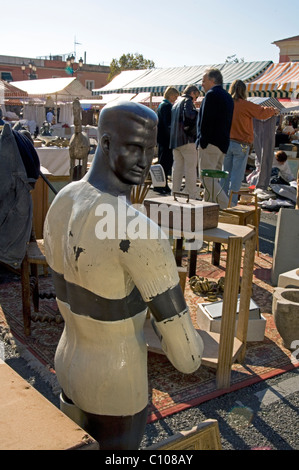 Nizza Cote d'Azur Frankreich - Bric-a-bric aller Art an der Antiquitäten und brocante Markt auf der Cours Saleya, (Montags), Côte d'Azur Stockfoto