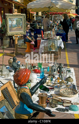 Nizza Cote d'Azur Frankreich - Bric-a-bric aller Art an der Antiquitäten und brocante Markt auf der Cours Saleya, Nizza (am Montag) Stockfoto