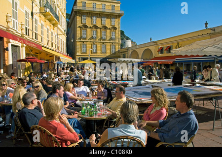Nizza Cote d'Azur Frankreich - Cafés in der Cours Saleya in der Altstadt von Nizza an der französischen Riviera, Frankreich Stockfoto