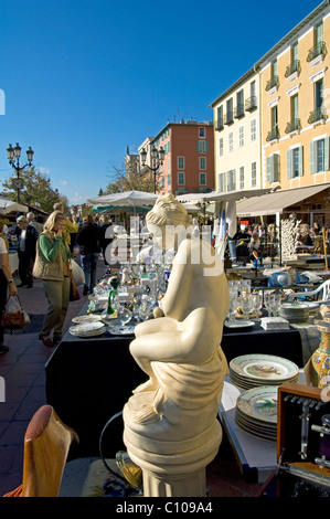 Nizza Cote d'Azur Frankreich - die Antiquitäten und brocante Markt auf der Cours Saleya, Nizza (am Montag) Stockfoto