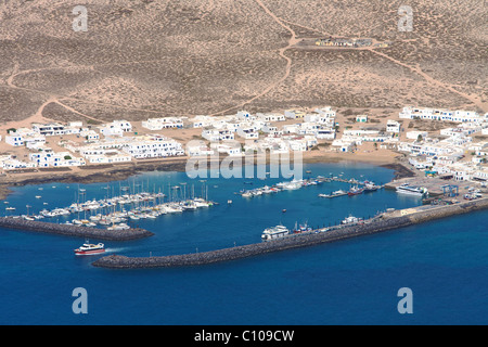 Eine Fähre fährt Caleta de Sebo, dem Hauptort auf La Graciosa für Lanzarote. Stockfoto