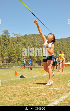 Teenager High-School-Mädchen-Sportler beteiligt sich an den Speer werfen sportlich Leichtathletik-Wettbewerb, in Ruidoso, New Mexico. Stockfoto