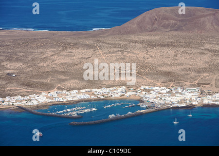 Eine Fähre fährt Caleta de Sebo, dem Hauptort auf La Graciosa für Lanzarote. Stockfoto