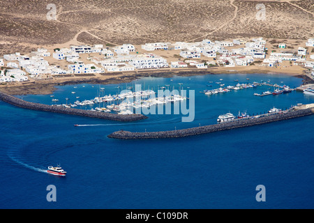 Eine Fähre fährt Caleta de Sebo, dem Hauptort auf La Graciosa für Lanzarote. Stockfoto