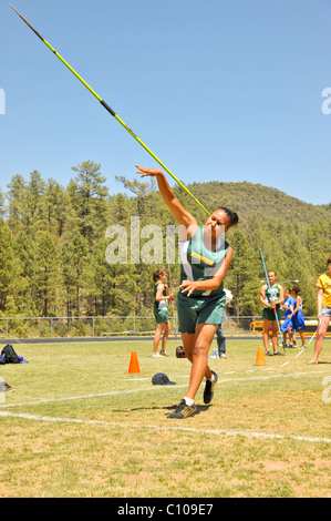 Teenager High-School-Mädchen-Sportler beteiligt sich an den Speer werfen sportlich Leichtathletik-Wettbewerb, in Ruidoso, New Mexico. Stockfoto