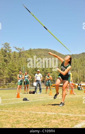 Teenager High-School-Mädchen-Sportler beteiligt sich an den Speer werfen sportlich Leichtathletik-Wettbewerb, in Ruidoso, New Mexico. Stockfoto