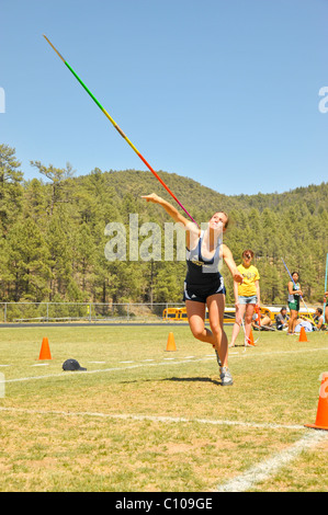 Teenager High-School-Mädchen-Sportler beteiligt sich an den Speer werfen sportlich Leichtathletik-Wettbewerb, in Ruidoso, New Mexico. Stockfoto