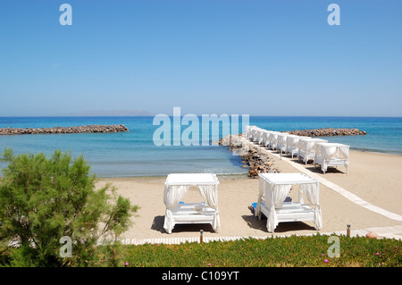 Hütten am Strand des Luxushotels, Kreta, Griechenland Stockfoto