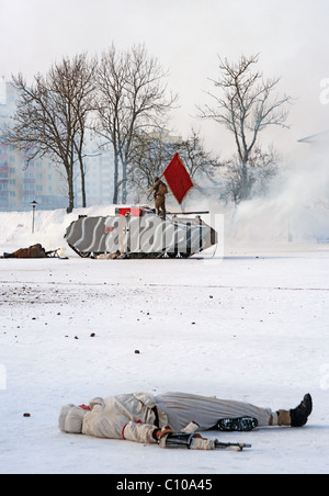 Rekonstruktion des WW2 militärischen Kampfes zwischen roter Armee und Wehrmacht - winter 1945. Imitationen Kapitulation deutscher Panzer. Stockfoto