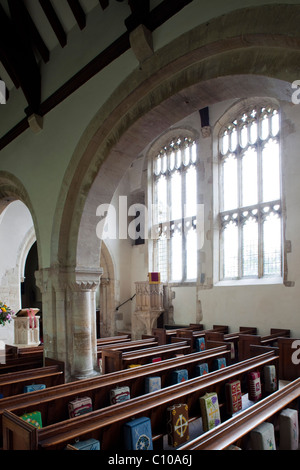 St Andrew, Chedworth Gloucestershire, ursprünglich normannische Kirche mit schönen "senkrecht" windows Stockfoto