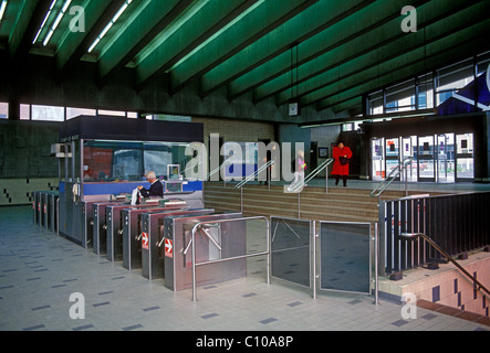 Menschen, Passagier, Drehkreuz, Drehkreuze, Champ-de-Mars-Metro-Station, u-Bahn Station, Bahnhof, Stadt von Montreal, Montreal, Kanada, Nordamerika Stockfoto