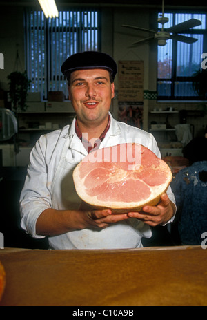 Kanadisches Mann, Kanadisches Französisch, erwachsenen Mann, Vorderansicht, Augenkontakt, Metzger, Schinken zu verkaufen, Atwater Market, Montreal, Provinz Quebec, Kanada Stockfoto