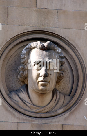 Wool Exchange Bradford Figuren mit Blick auf Marktstraße Cobden Sir Titus Salt Stephenson Watt Arkwright Jacquard Gladston Stockfoto