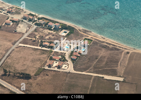 Der Blick aus einem Flugzeug in Larnaca, Zypern. Viele kleine Häuser in den Bereichen Stockfoto