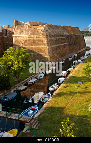 Graben der alten Zitadelle [Παλαιό Φρούριο] Korfu Stadt, griechische Ionische Inseln Stockfoto