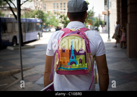 Rückansicht der Mann trägt ein Kind Rucksack Stockfoto