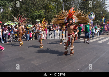 Tanzgruppe Prehispanic (Azteken) während einer Parade in Mexiko-Stadt Stockfoto