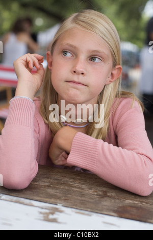 Mädchen trägt einen rosa Pullover, starrte in die Ferne Stockfoto