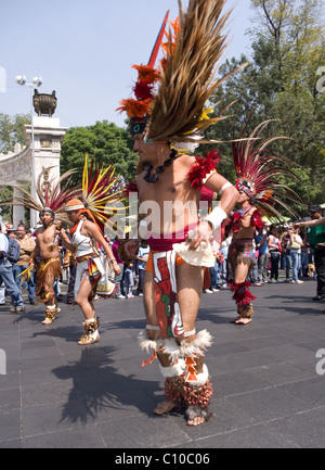 Tanzgruppe Prehispanic (Azteken) während einer Parade in Mexiko-Stadt Stockfoto