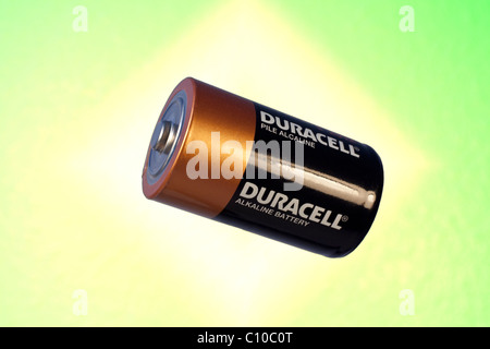 Größe D Batterie Duracell auf farbigem Hintergrund Stockfoto