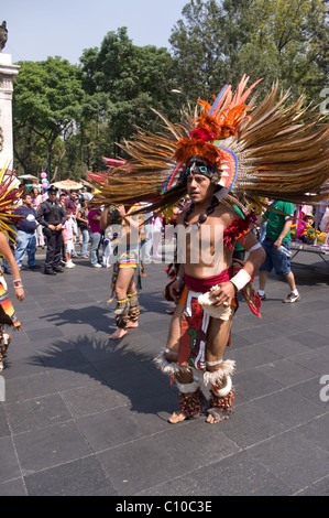 Tanzgruppe Prehispanic (Azteken) während einer Parade in Mexiko-Stadt Stockfoto