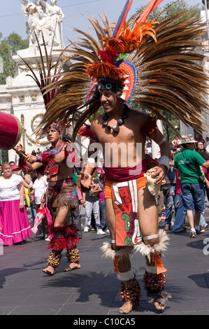 Tanzgruppe Prehispanic (Azteken) während einer Parade in Mexiko-Stadt Stockfoto