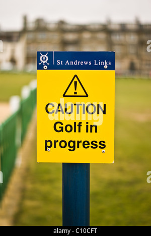 Ein Warnsymbol neben dem ersten Abschlag an der Old Course St Andrews Stockfoto