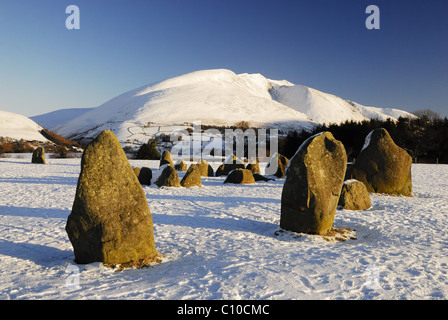 Schneebedeckte Blencathra und Castlerigg Stone Circle im Winter im englischen Lake District Stockfoto