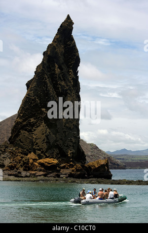 Tierkreis mit Touristen in der Nähe von Pinnacle Rock - Bartolome Insel - Galapagos-Inseln, Ecuador Stockfoto