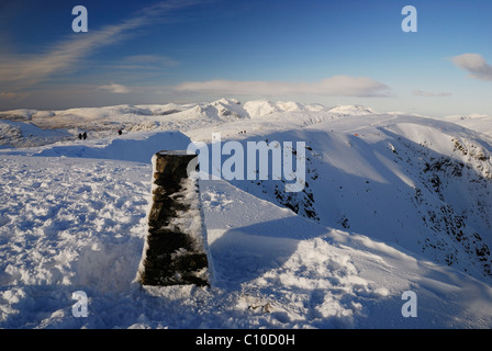 Gipfel Cairn auf der Greis Coniston im Winter im englischen Lake District Stockfoto