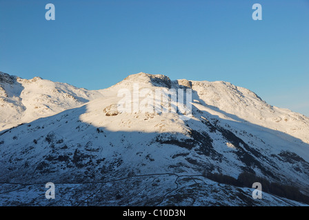 Nordwestgrat Wintertag im englischen Lake District im Schnee auf einem klaren sonnigen blauen Himmel bedeckt Stockfoto