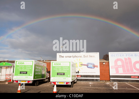 Ein Regenbogen über einem Asda Supermarkt in Perth, Scotl; und UK. Stockfoto