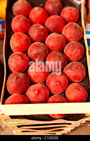 Frische Pfirsichkisten vor einem Obstladen, Korfu, griechische Ionische Inseln Stockfoto