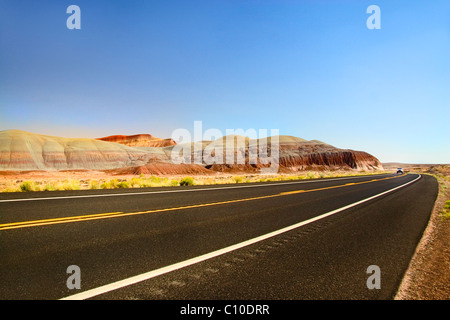 AUTO AUF EINSAM DESERT HIGHWAY Stockfoto