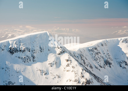 Blick in Richtung Cairn Toul über Lairig Ghru von Ben Macdui auf dem Hochplateau Cairngorm, Schottland, Großbritannien. Stockfoto