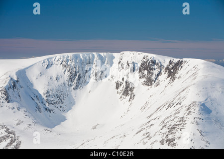 Mit Blick auf Braeriach von Ben Macdui im Cairngorm Mountains, Schottland, Großbritannien. Stockfoto