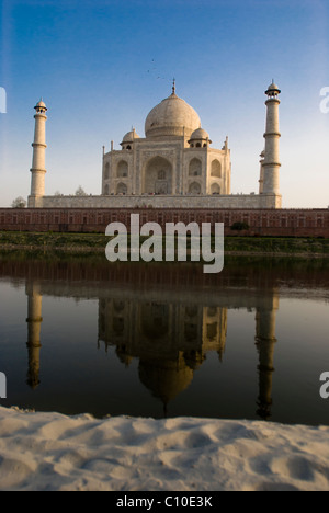 Taj Mahal gesehen vom Fluss Yamuna, Agra, Indien, Taj Mahal, UNESCO-Weltkulturerbe, gebaut im Jahre 1631 von Shal Jahan Stockfoto